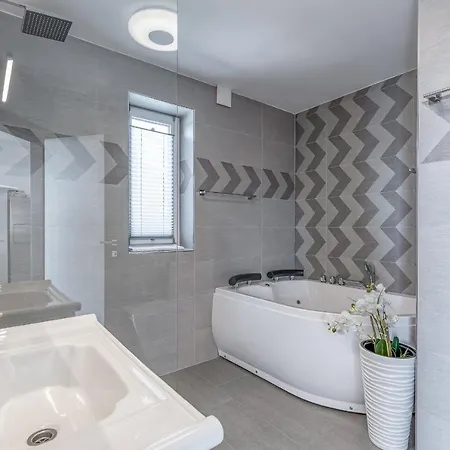 Pool & Whirlpool Art Вилла