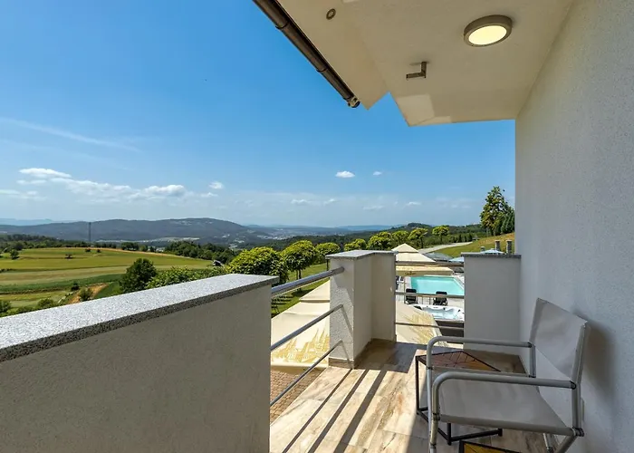 Pool & Whirlpool Art Villa