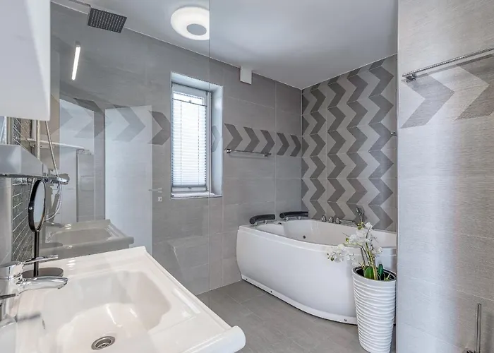 Pool & Whirlpool Art Villa