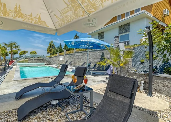 Villa Pool & Whirlpool Art