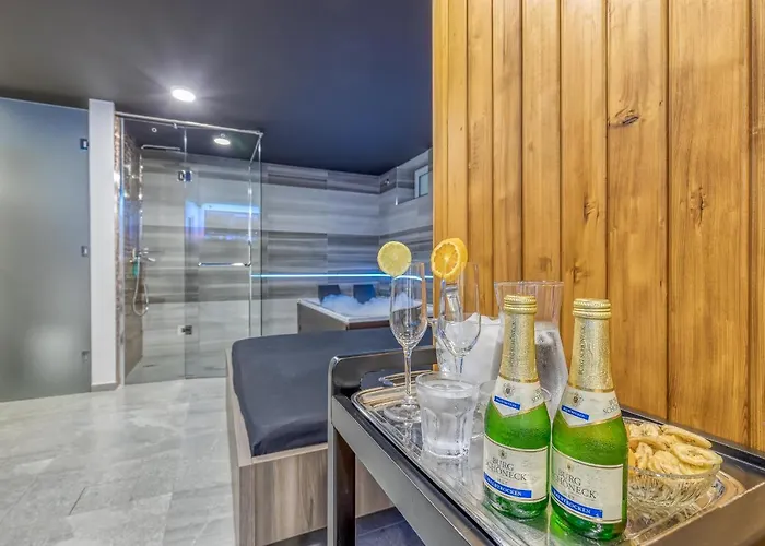 Villa Pool & Whirlpool Art