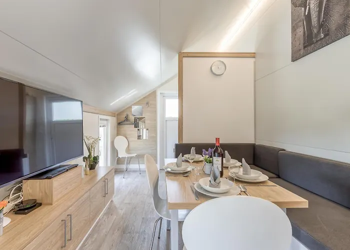 Villa Pool & Whirlpool Art